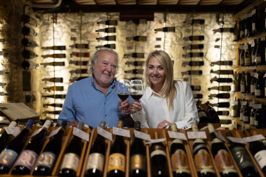 Toni Falgueras, de Sants, com a Meritxell, tem um celler histórico em Barcelona com quase 5.000 referências. Recusaram …