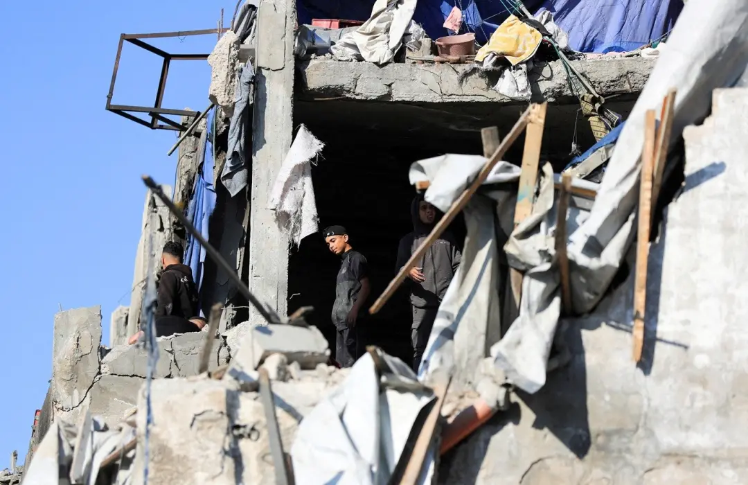 Um prédio de sete andares em Gaza desabou na madrugada, matando pelo menos 16 pessoas, incluindo cinco crianças. É um c…