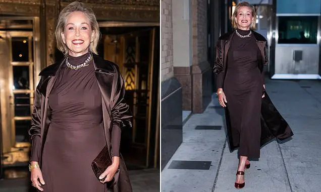 Sharon Stone, 68, apareceu elegante em um vestido midi marrom e trench coat de cetim em evento da Vogue. Achei o visual…