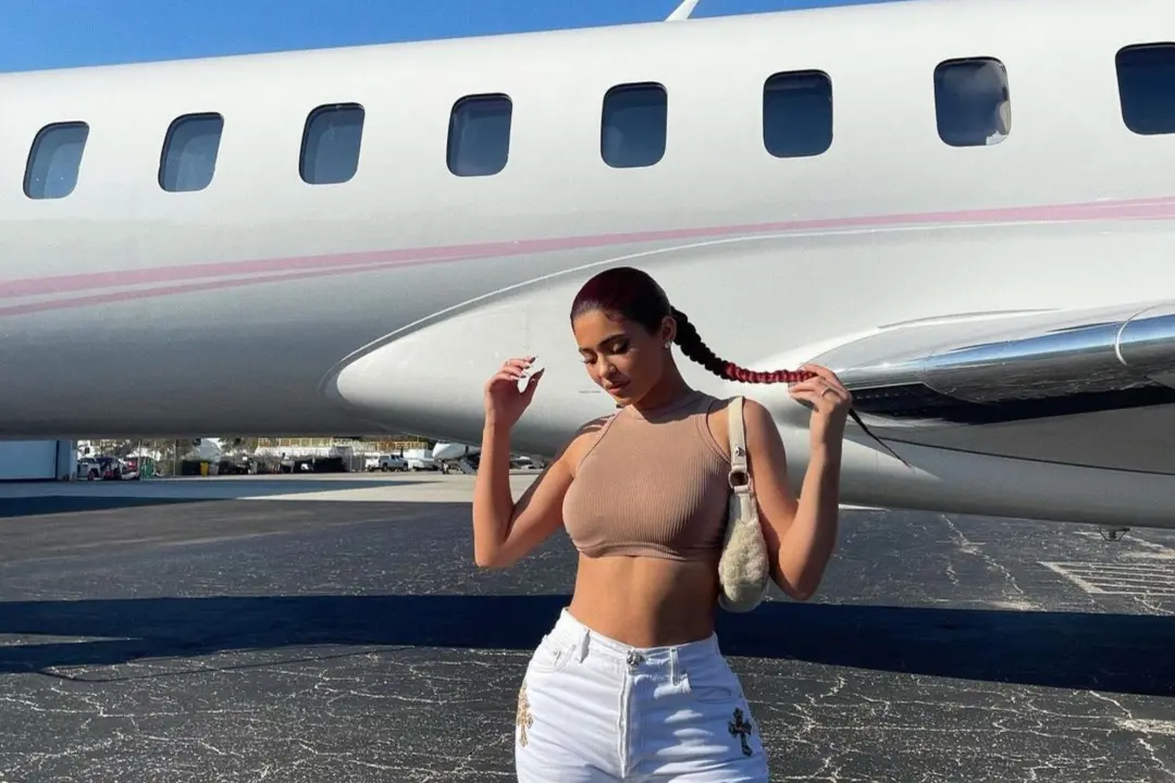 Kylie Jenner gastou quase 3 mil dólares em uma viagem de jato particular de 17 minutos. É impressionante o custo de um …