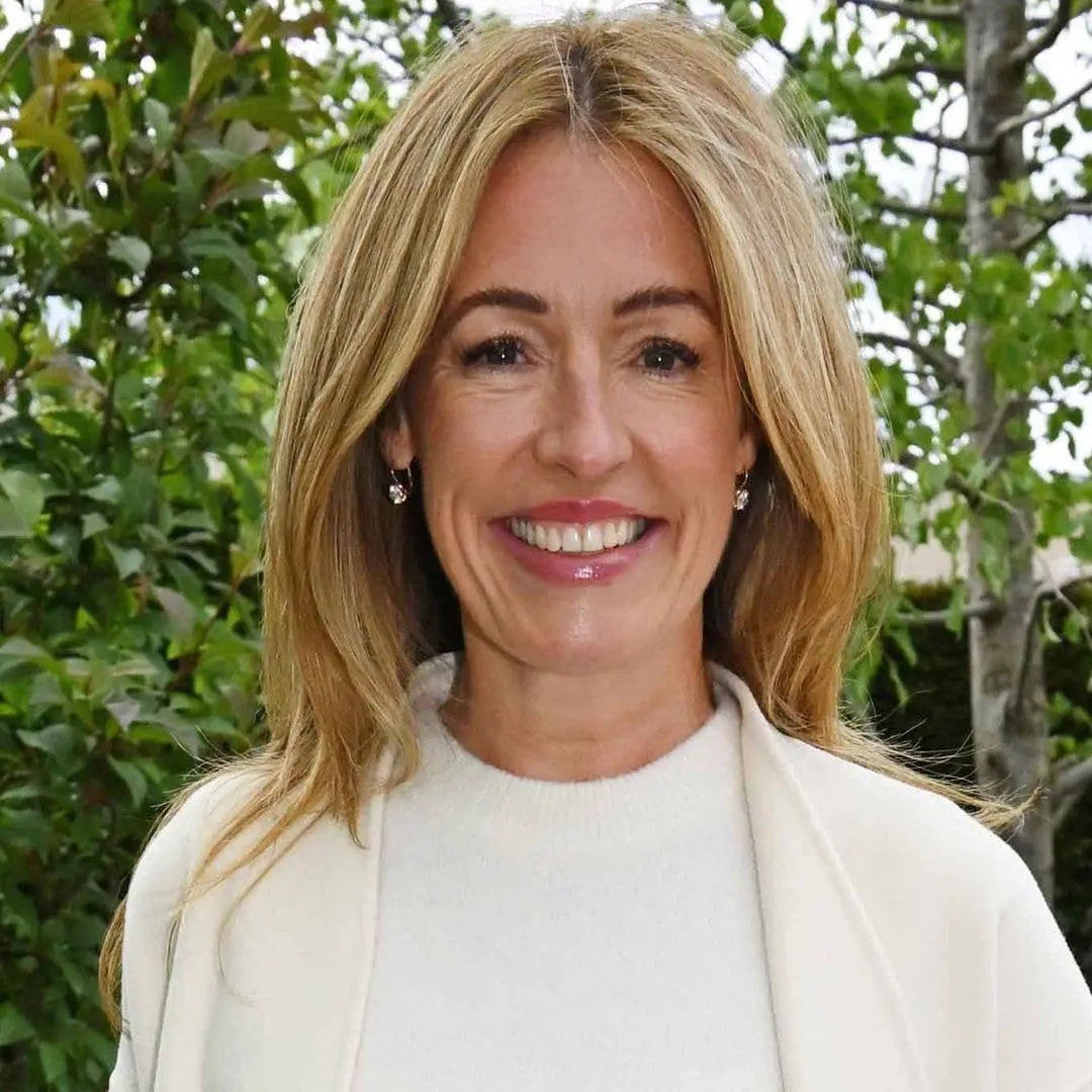 Cat Deeley usando um terninho vermelho é um exemplo de como alfaiataria pode ser estilosa sem esforço. Gosto de como pe…