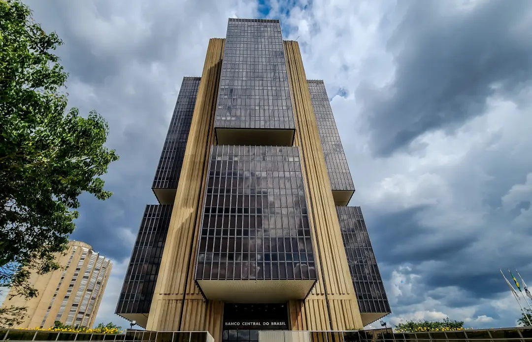 Prévia do PIB recua 0,2% em julho, com agropecuária e indústria em queda. Essa desaceleração mostra que os juros altos …