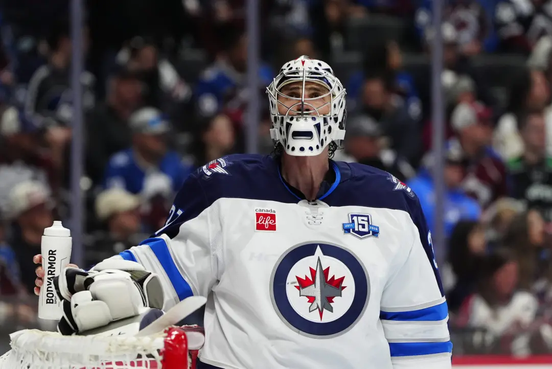 Connor Hellebuyck pediu transferência e o executivo SDPN Sports sugeriu que o Jets o deixe ficar de fora dos treinos se…