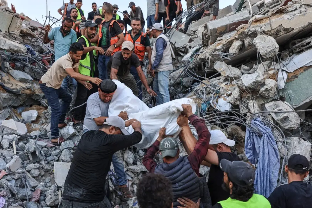 Cidade de Gaza registra desabamento de prédio de seis andares, deixando 20 mortos e dezenas desaparecidos. A situação p…