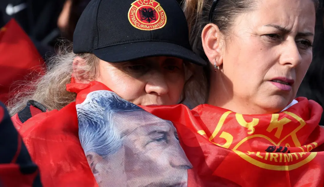Hashim Thaçi, ex-presidente do Kosovo, foi condenado a 25 anos por crimes de guerra, como tortura e assassinato de 96 o…