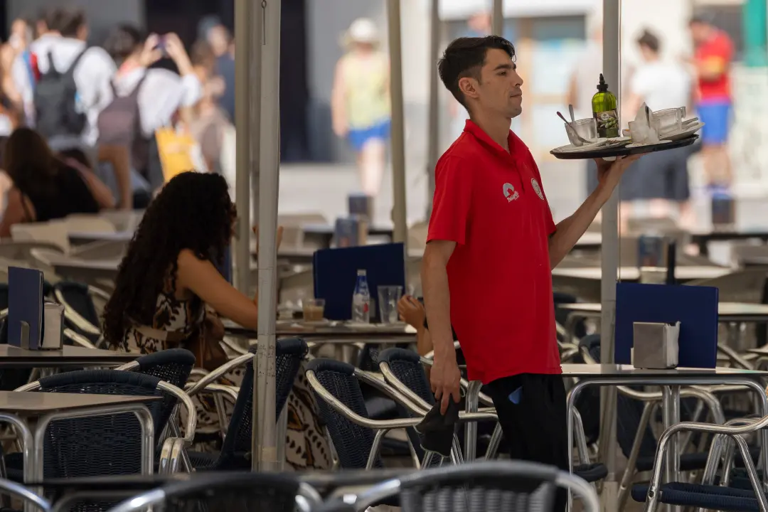 Duas jornadas de trabalho, 45 horas semanais, mais aulas e academia. A pessoa se pergunta o que deve abrir mão quando n…