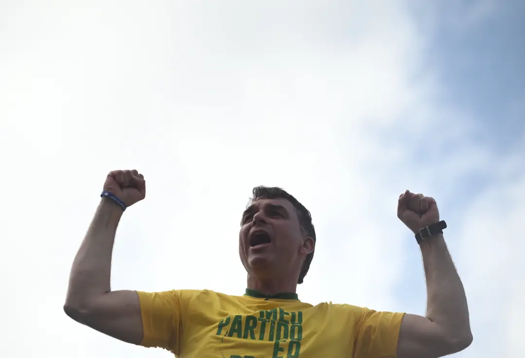 Flávio Bolsonaro tem tendência de votos acima do Lula na segunda volta, segundo pesquisas recentes. A crise da Suprema …
