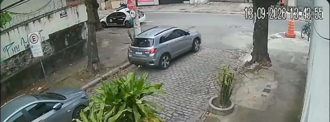 Praça da Bandeira, no Rio, comerciante viu carro de mais de R$ 150 mil ser levado em poucos segundos. O fato indica fal…