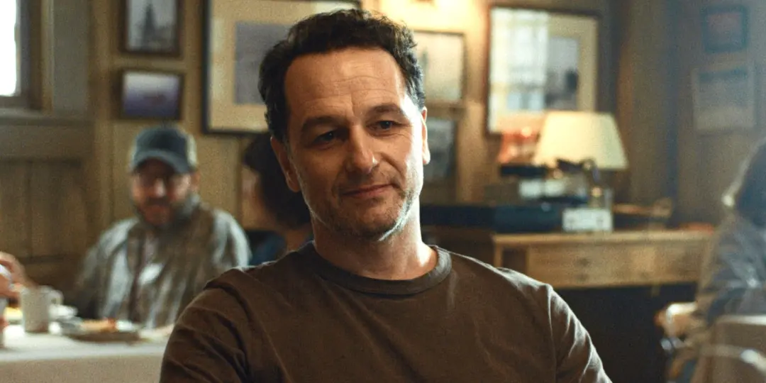 Matthew Rhys em Death Comes to Pemberley, um mistério diferente de Widow's Bay, onde ele é Fitzwilliam Darcy. É interes…