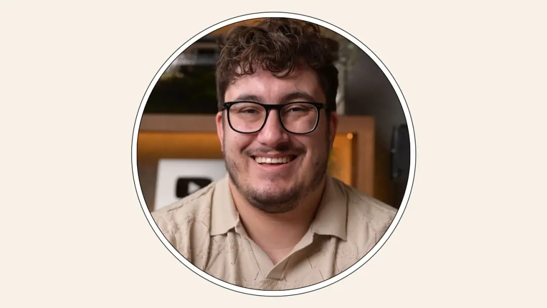 Caleb Hammer tem show distribuído por Tubi, YouTube, Apple Podcasts, Spotify e mais. A presença em várias plataformas é…
