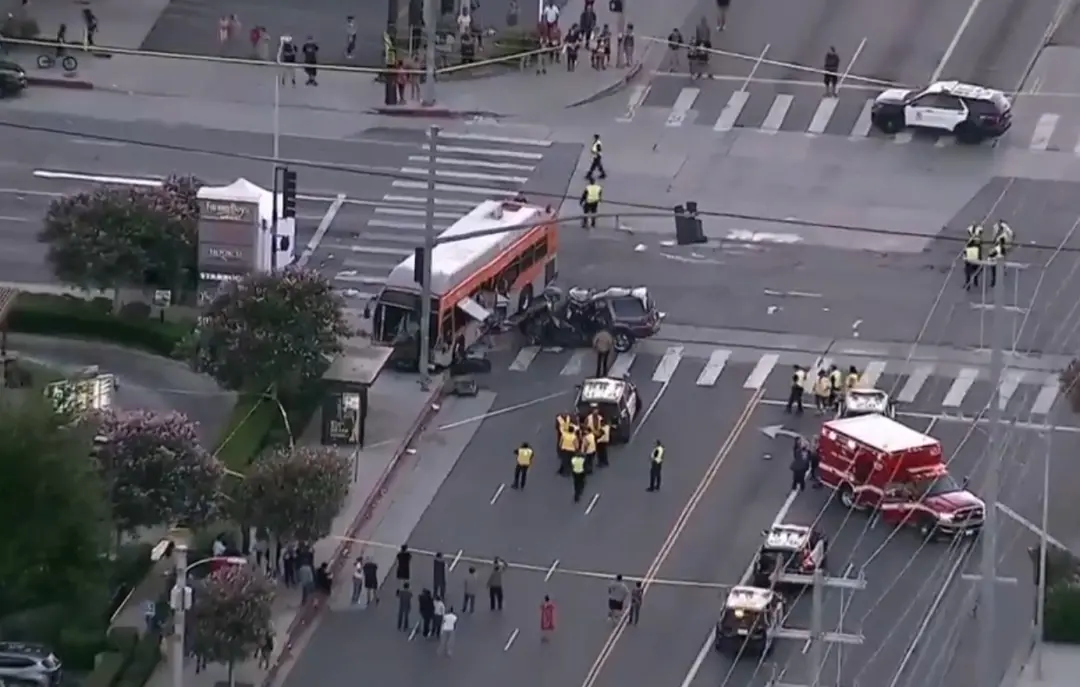 Los Angeles teve a queda de um helicóptero de cobertura, que levou a repórter e piloto, enquanto acompanhava um acident…