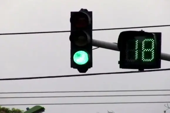Projeto de Lei 2975/26 exige temporizador em semáforos com fiscalização eletrônica mostrando o tempo restante. Isso dá …