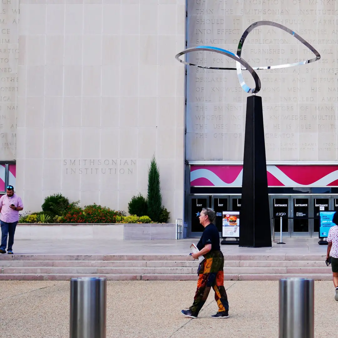 Museu de História Americana recebeu um plano do Departamento do Interior para instalar 12 placas lá fora. A ideia é ten…