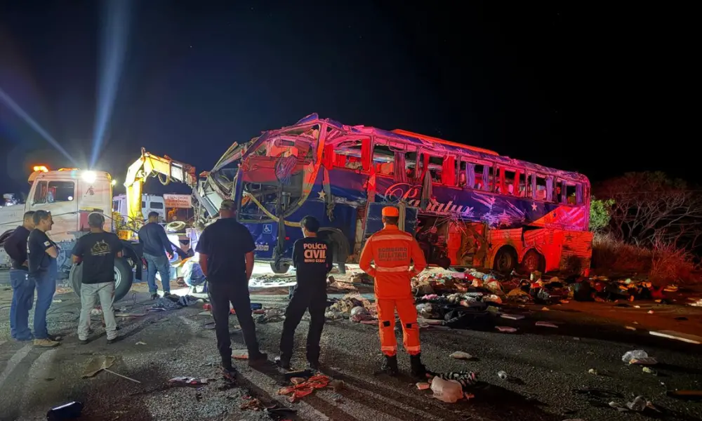 Seis mortos e 43 feridos depois de colisão entre ônibus e carreta na BR-116, em Minas Gerais. É um absurdo ver tantos v…