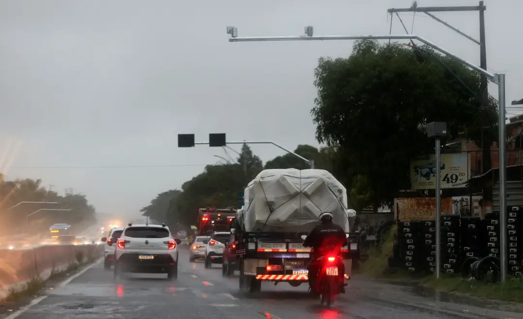 Oito estados vão testar radar de velocidade média em rodovias federais. Esse sistema mede a média entre dois pontos, di…