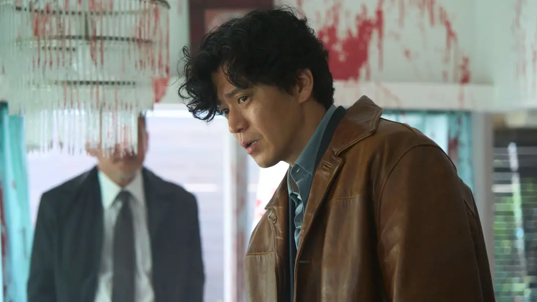 No início dos cinco minutos de Bad Lieutenant Tokyo, o detetive Yabuki deixa os filhos e logo depois faz uso de drogas,…