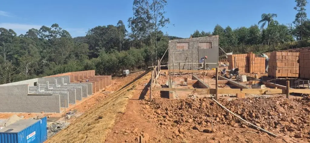 Atibaia está construindo um novo Abrigo Animal Municipal, que passará de 60 para 120 vagas. A ampliação é importante po…