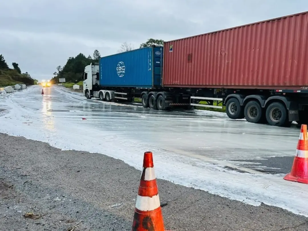 Na Régis Bittencourt, em São Paulo, um caminhão derrubou resina, causando engavetamento de caminhão e carreta. A interd…