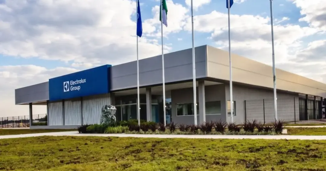 Electrolux prevê demissão de cerca de 3 mil funcionários em reestruturação global, com fechamento de fábricas nos próxi…