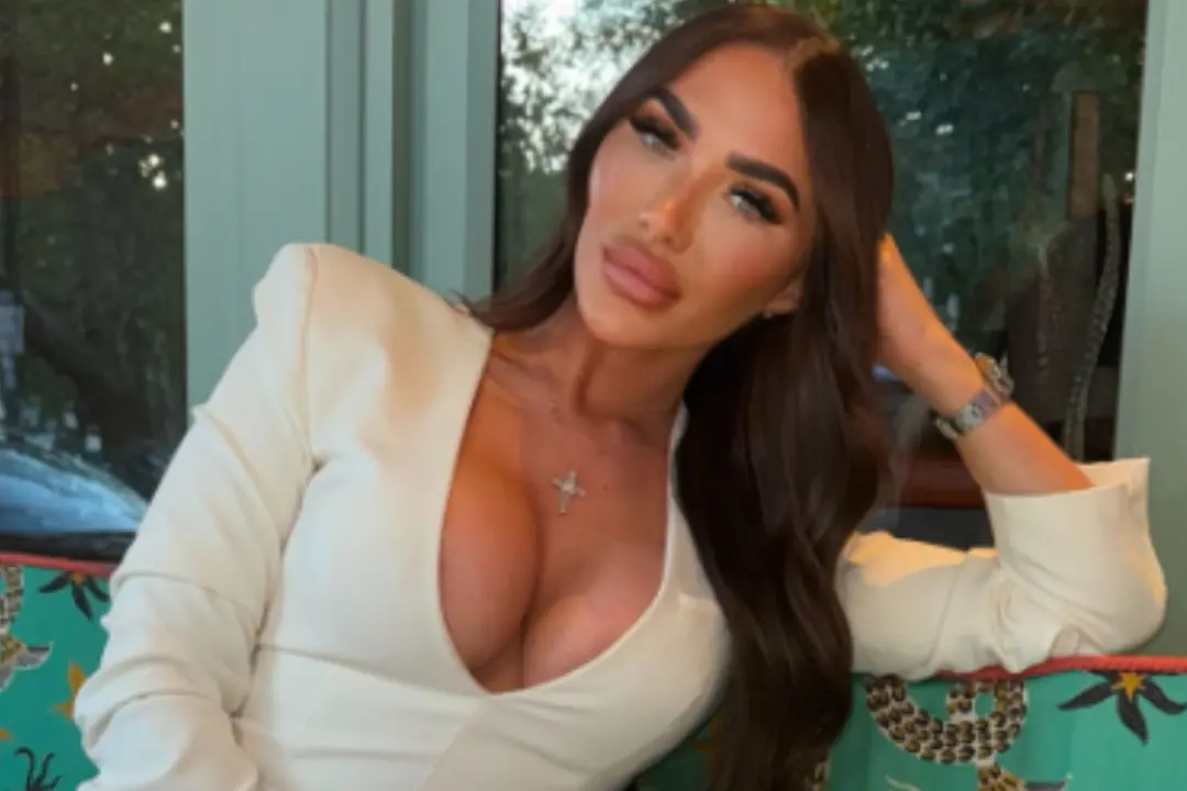 Chloe Brockett terminou o namoro de três meses com Daniel Price. Ela mostrou fotos em um vestido ousado logo depois do …