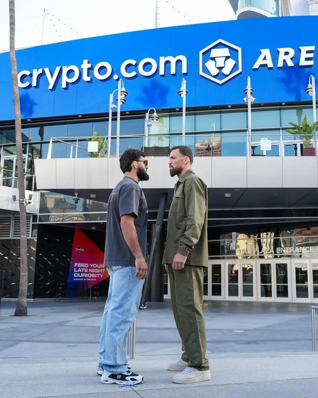 Arman Tsarukyan e Mauricio Ruffy foram vistos cara a cara na Cidade dos Anjos, mas o site do UFC lista Tsarukyan com 1,…