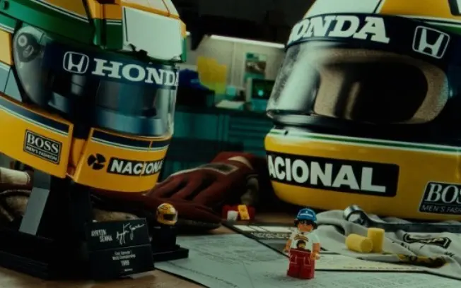 A parceria Senna e LEGO lança um capacete de 931 peças recriando o modelo de 1988. A marca usa o licenciamento para exp…