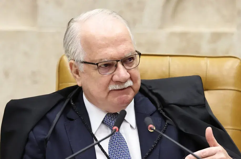 Fachin pode usar voto de qualidade no STF se os processos contra Moraes e Mendonça empatarem em 4 a 4. Isso muda a orga…