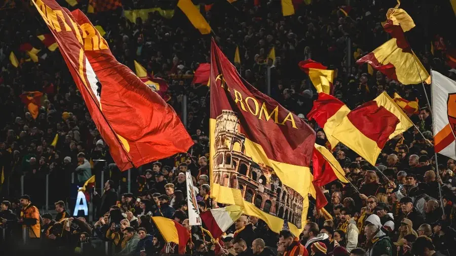 Dezesseis torcedores da Roma foram banidos dos estádios italianos por saudação fascista durante o jogo contra a Atalant…