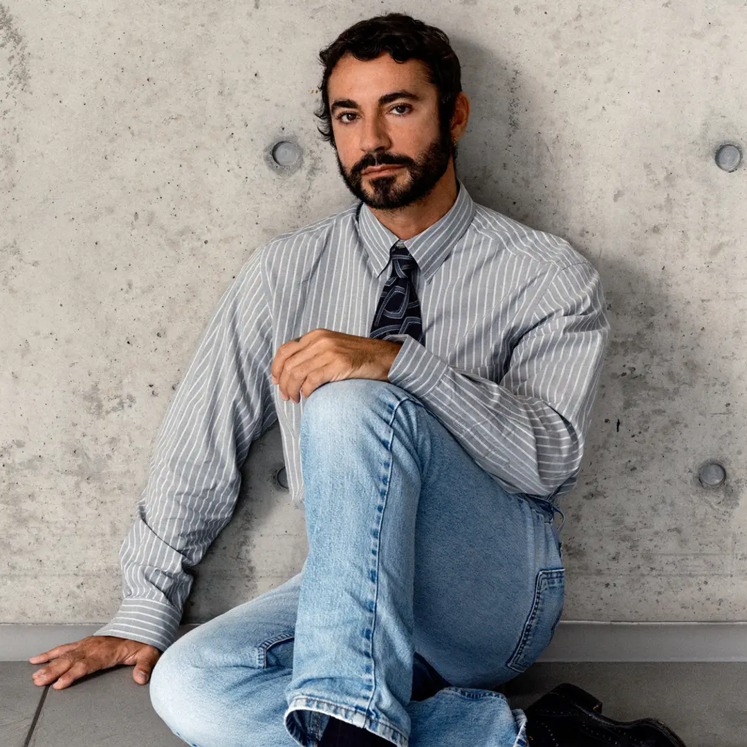 Dario Vitale assumiu a direção criativa da Giorgio Armani, vindo da Versace. A troca mostra como a arte e o design se m…