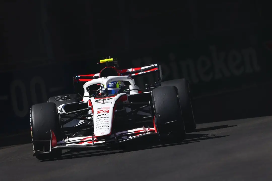 Haas busca patrocínios novos pra chegar mais perto do teto orçamentário em 2027. Essa busca por parceiros positivos é i…