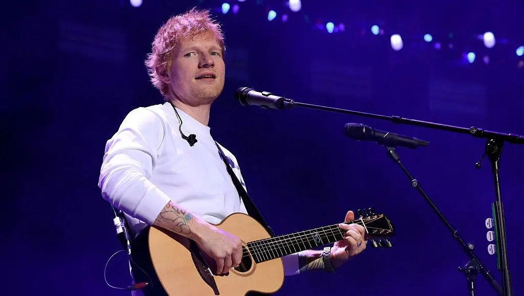 Ed Sheeran enfrenta repercussão negativa após promotor retirar um artista da Loop Tour. Essa decisão afeta a experiênci…