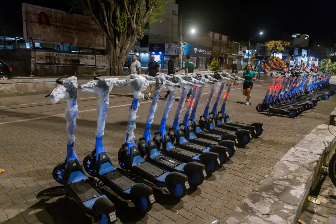 Caruaru recebeu cerca de 500 patinetes elétricos para mobilidade urbana no projeto Vem pra Via. A ideia é facilitar tra…