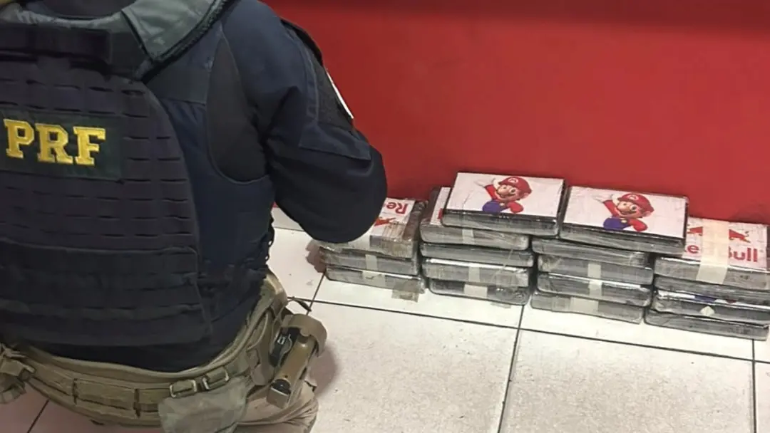 Dutra, em Cruzeiro, apreensão de 20 quilos de cocaína. Um casal foi preso em abordagem de rotina e alega que era uma en…