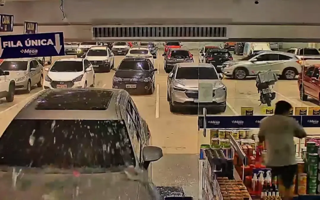 Ponta Negra, Manaus. Carro invadiu drogaria na Avenida Coronel Teixeira e atingiu os balcões de atendimento. Isso é mui…