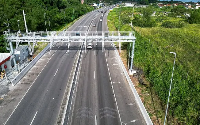 MPF pede isenção do pedágio free flow para motocicletas na Via Dutra em São Paulo. A cobrança continua mesmo havendo pr…