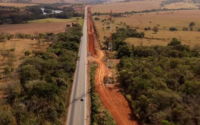 Obras na BR-153 mudam o tráfego em Rianápolis, com desvios no sentido sul entre os km 316 e 317. É chato ter que reduzi…