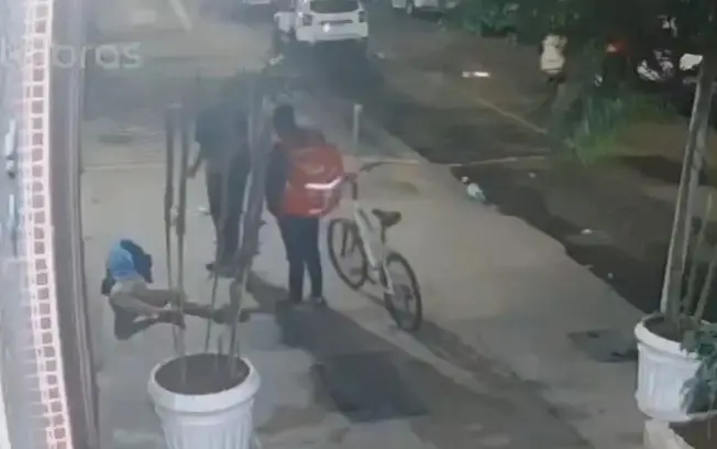 Cinco homens viram réus por espancar um ciclista que morreu em Copacabana. O homicídio triplamente qualificado mostra a…