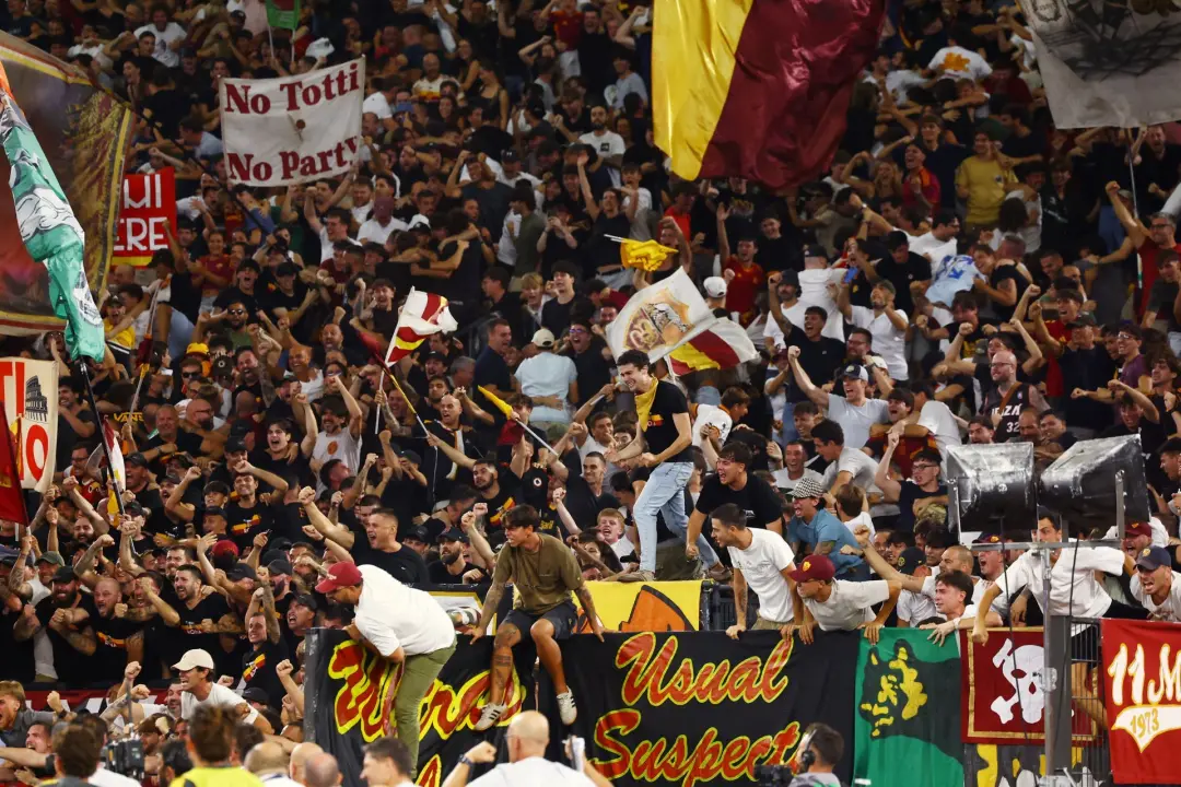 Dezesseis torcedores da Roma foram banidos de entrar em estádios na Itália por fazerem saudação fascista em jogo contra…