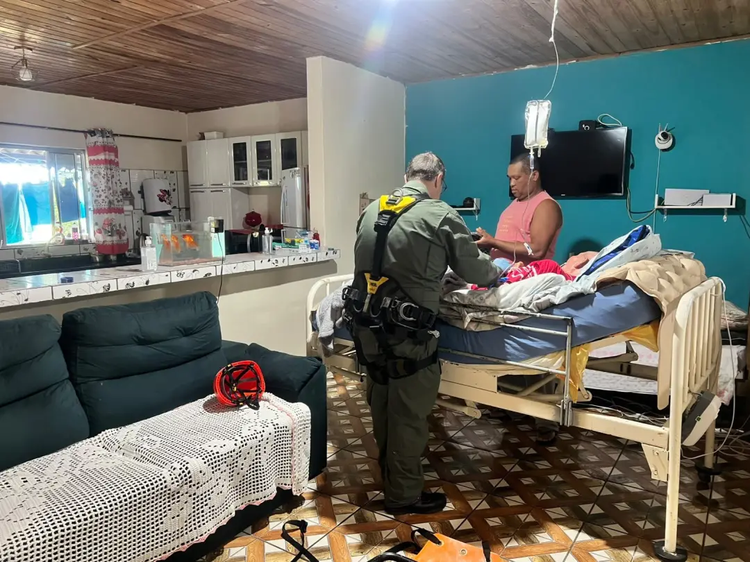 Vale do Ribeira. A PM resgatou um homem de 100 anos que estava ilhado em Eldorado por causa das enchentes. A operação u…