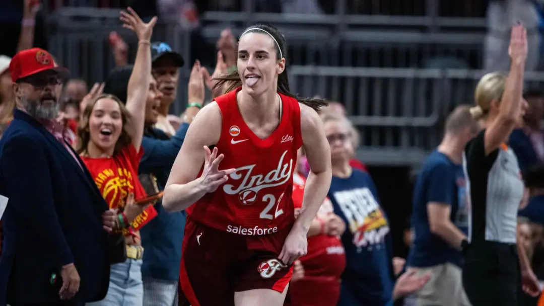 Caitlin Clark voltou da Copa do Mundo da FIBA e deu um presente para todas as jogadoras do Indiana Fever, um par de seu…