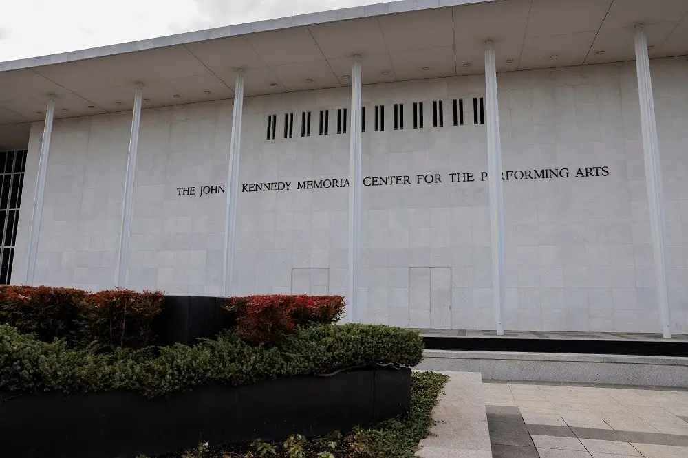 Kennedy Center em Washington teve o nome Trump removido da fachada em junho de 2026, após uma disputa que começou em de…