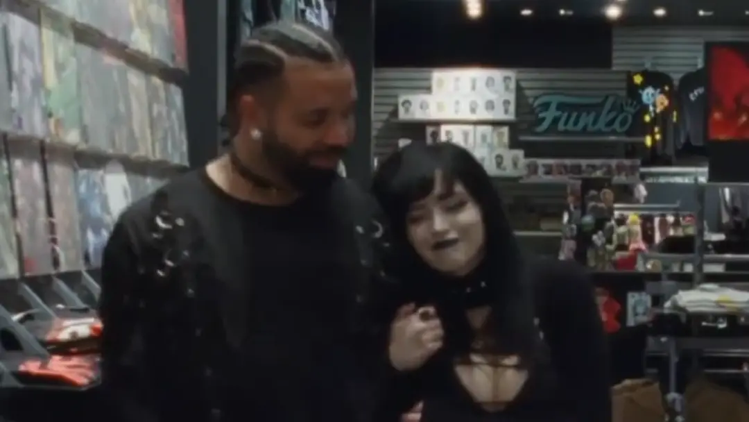 Drake mudou o estilo no video Princess com Pinkchyu, adotando um visual mais Goth Baddie. A mudança de imagem, que reme…