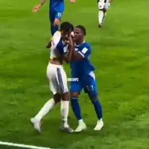 Atacante da Holanda foi expulso na Arábia Saudita depois de jogar um rival para fora do campo por irritação. A reação d…