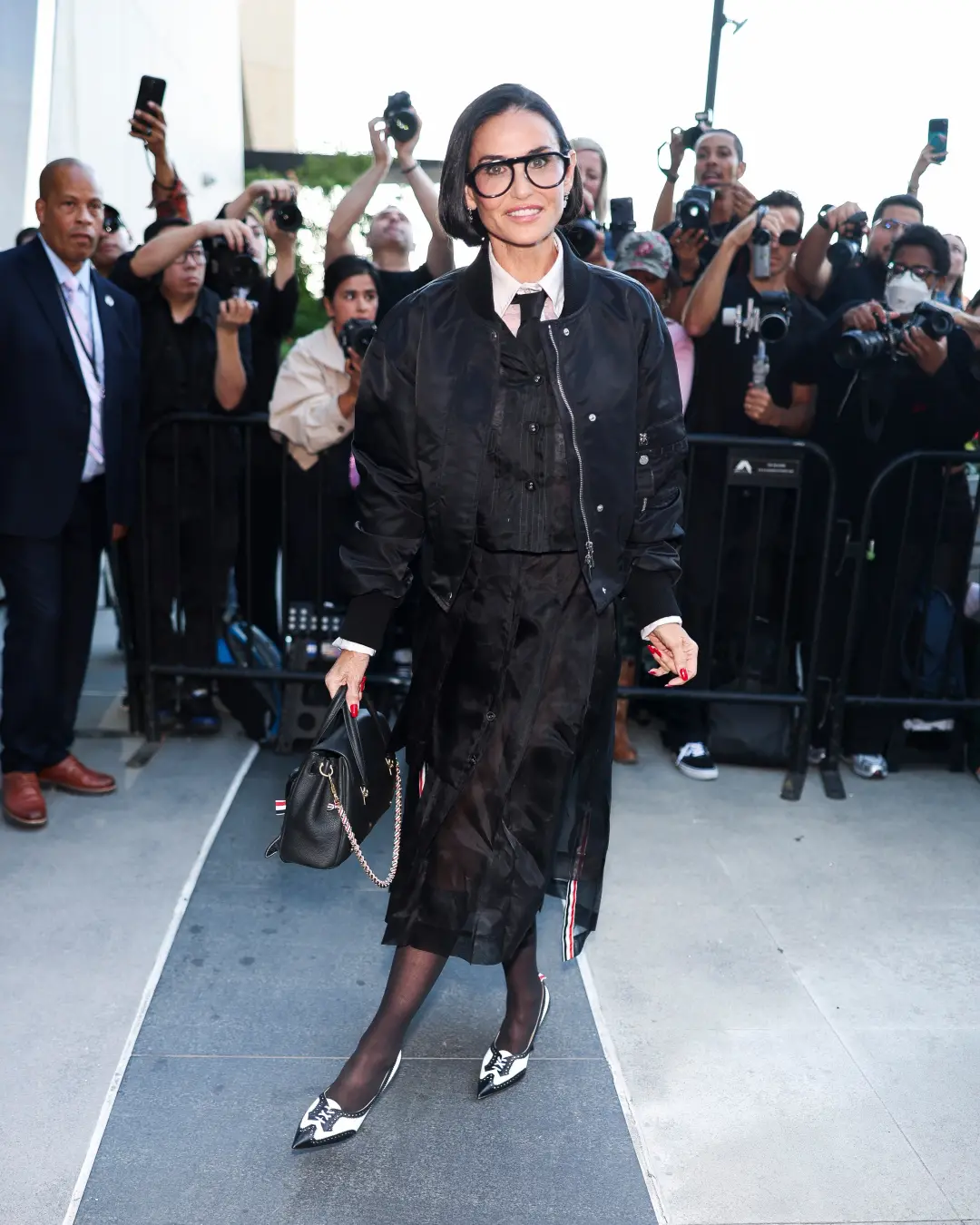 Demi Moore mudou o visual em Nova York Fashion Week com um corte bob na altura do queixo. Achei uma ousadia legal, sain…
