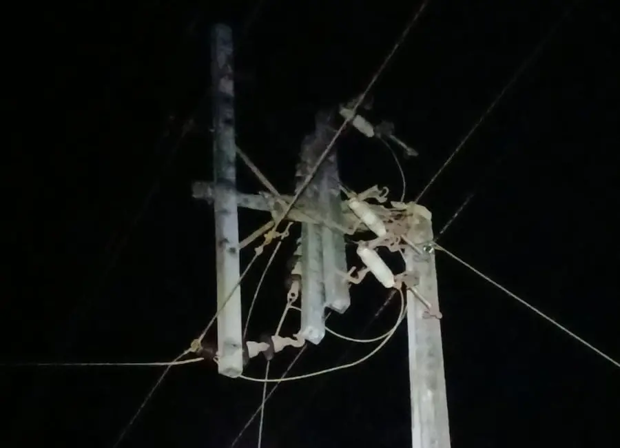 O fornecimento de energia voltou para 80% dos clientes afetados no Sul de Goiás após o temporal. Falta trecho da rede e…