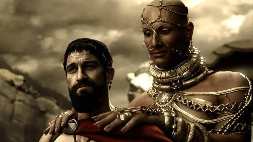 Zack Snyder disse que 300, com Rodrigo Santoro, é o filme mais gay que já foi feito. A polêmica sobre a abordagem fasci…