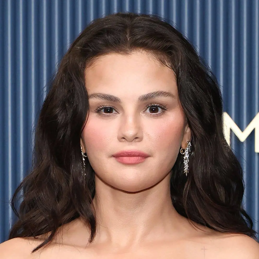 Selena Gomez apareceu mais radiante nos Emmys, mas os fãs questionaram se o novo visual era trabalho de um esteticista.…