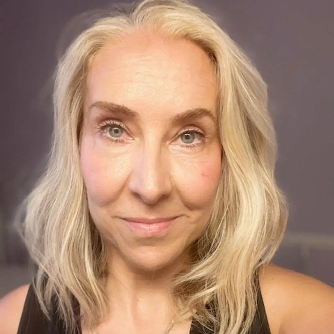 Caroline Brien, aos 53 anos, trocou rímel preto por cílios coloridos. A mudança surpreendeu e trouxe elogios constantes…