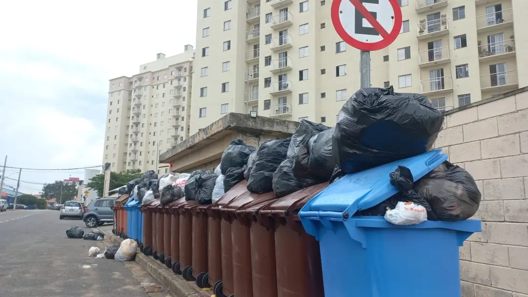 Greve dos coletores de lixo em São José dos Campos terminou com acordo entre trabalhadores e a empresa. A retomada é gr…
