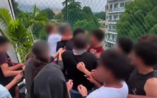 No Ícone Colégio e Curso, no Rio de Janeiro, um professor de Educação Física foi agredido por alunos após marcar uma fa…